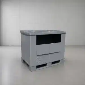 Graue EuroBox H122 Palettenbox 1200×800 mm mit Deckel und geschlossener zweiflügeliger Eingriffsklappe, Studioansicht (AI-generated)