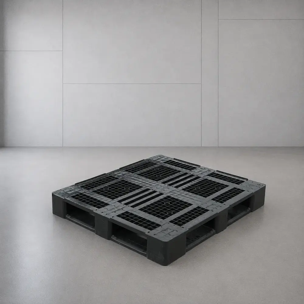 Schwarze CRAEMER-D3-5-R-Kunststoffpalette 1200 x 1000 mm mit feinem Gitterdeck, Schrägansicht im hellen Studio (AI-generated)