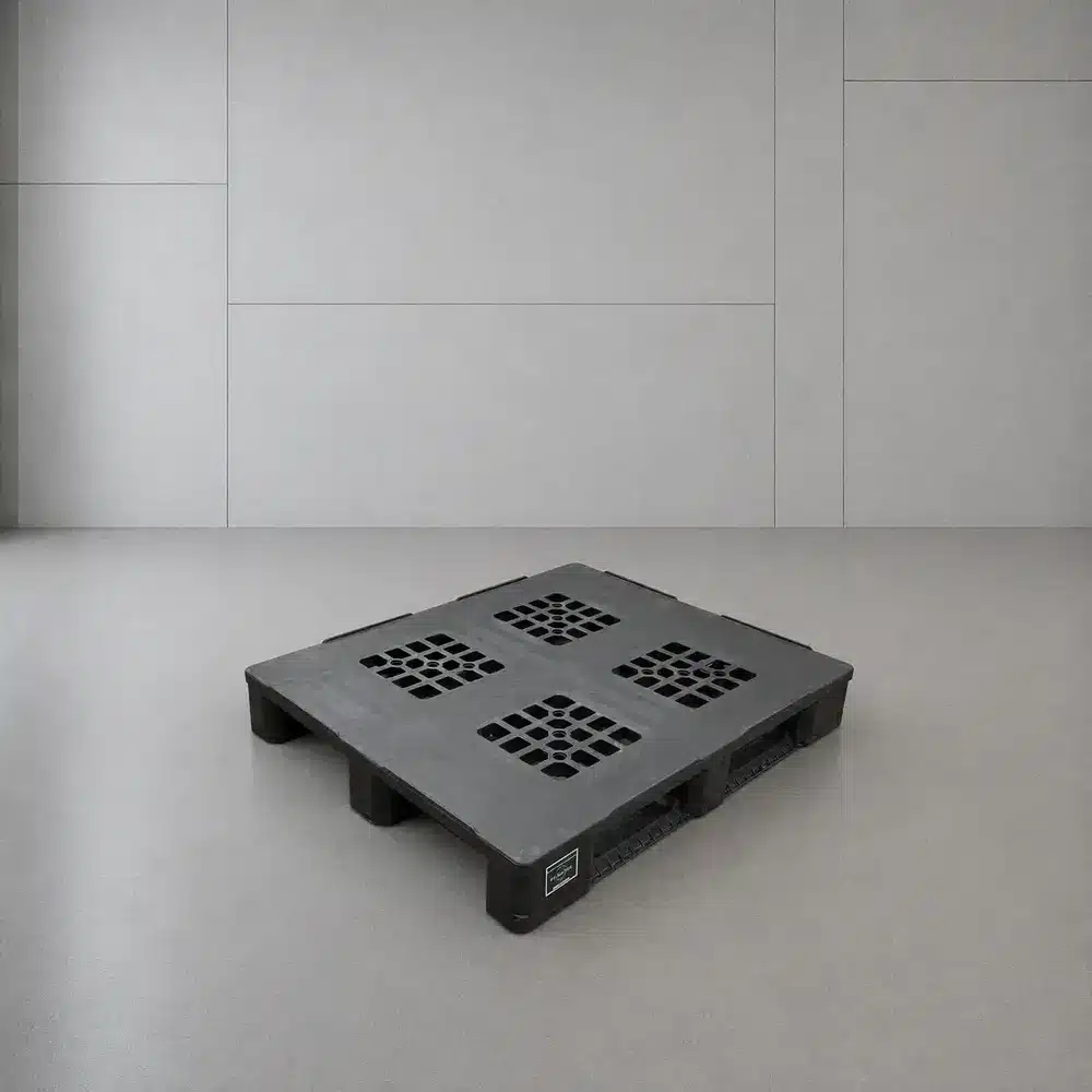 Schwarze Endur i7 Kunststoffpalette 1200 x 1000 mm mit vier gelochten Deckfeldern, Schrägansicht im Studio (AI-generated)