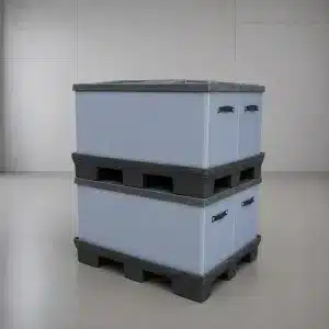 Zwei gestapelte KTP System 2000 Boxen 1200 × 1000 × 720 mm mit hellblaugrauem Sleeve und schwarzen Tragegriffen im Studio (AI-generated)