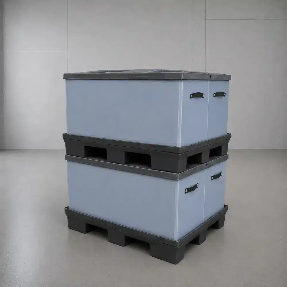 Zwei gestapelte KTP System 2000 Boxen 1200 × 1000 × 720 mm mit hellblaugrauem Sleeve und schwarzen Tragegriffen im Studio (AI-generated)