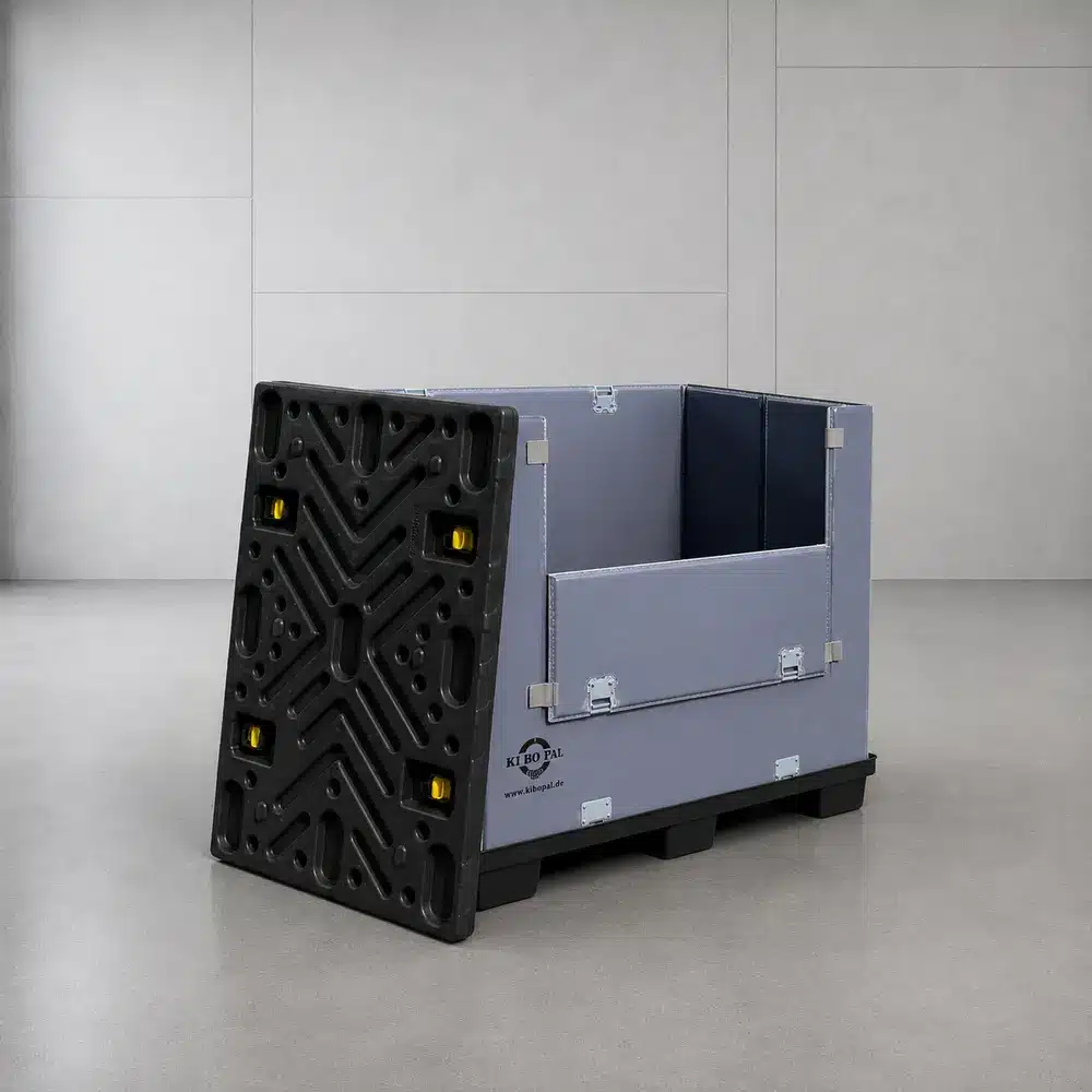 Geöffnete Palettenbox H110 1200 × 800 mm mit grauem Sleeve und halbhoher Frontklappe, schwarze Faltpalette angelehnt (AI-generated)