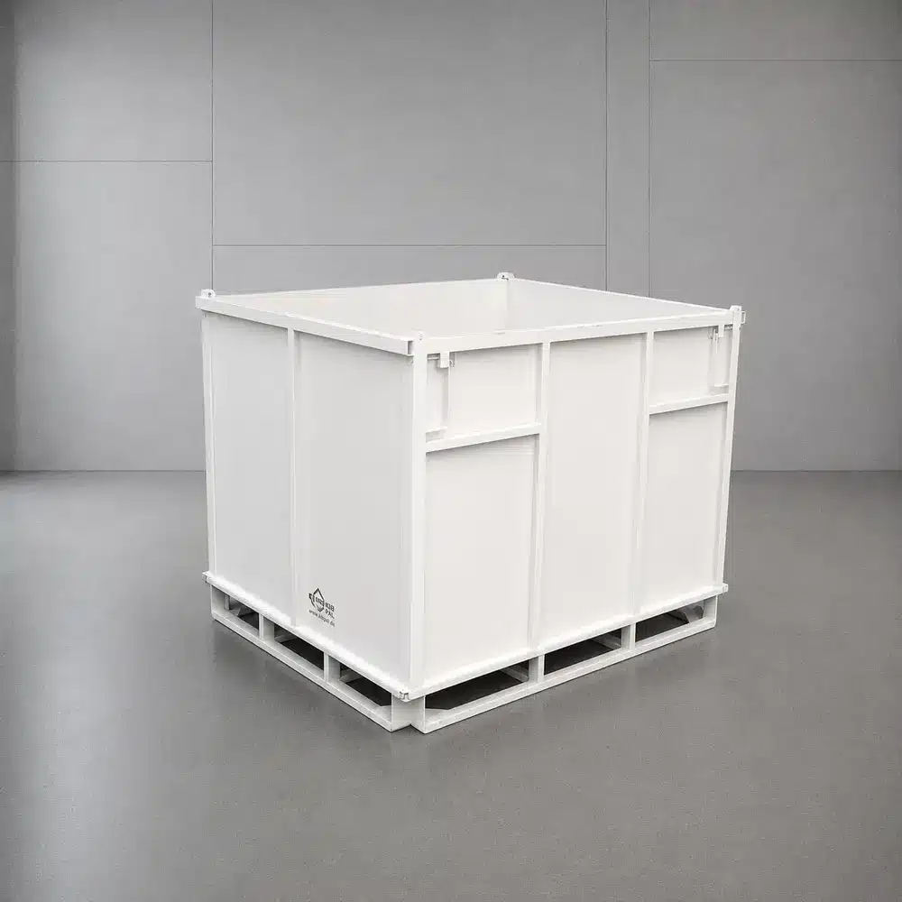 Cremeweiß lackierte MetallBox Massiv ZEON 1450 × 1120 × 1100 mm, oben offen auf Stahlkufen, Studioaufnahme (AI-generated)