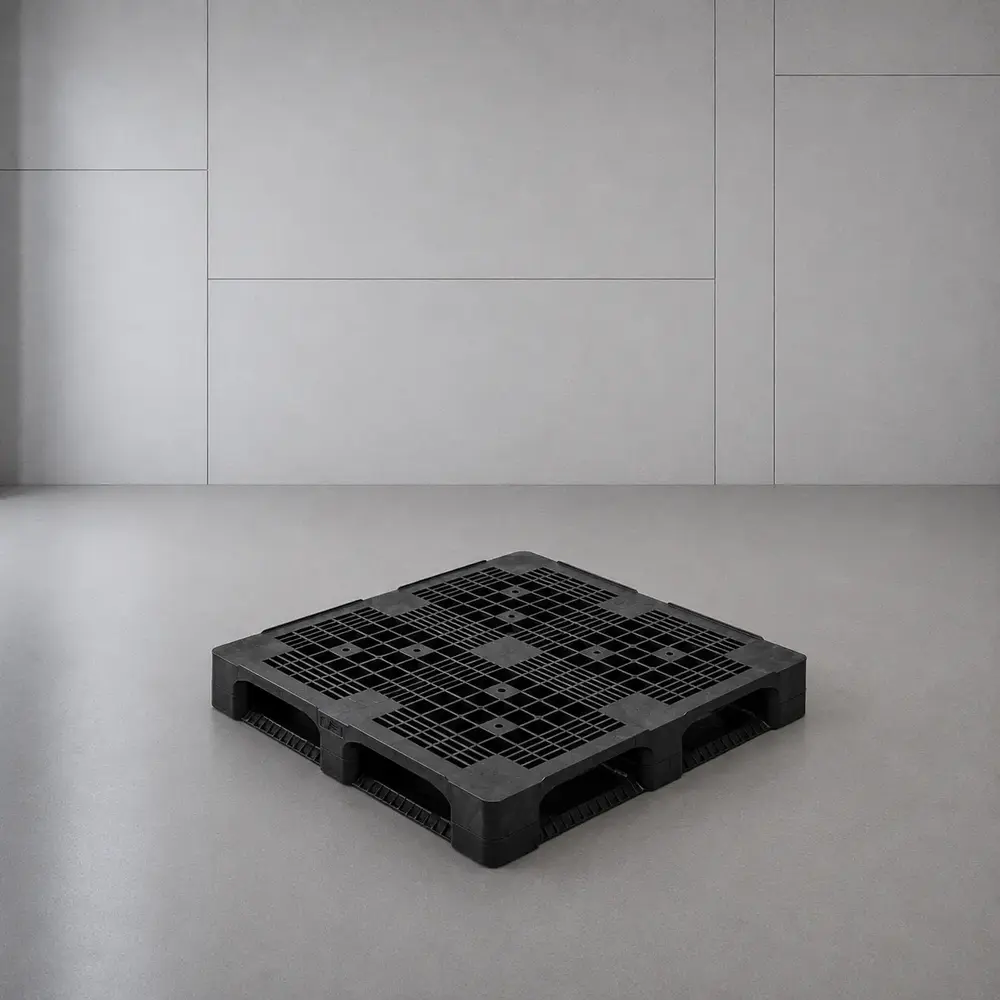 Schwarze CP-9-Kunststoffpalette 1140 x 1140 mm mit offenem Gitterdeck und sechs Kufen, Schrägansicht im hellen Studio (KI-generiert)