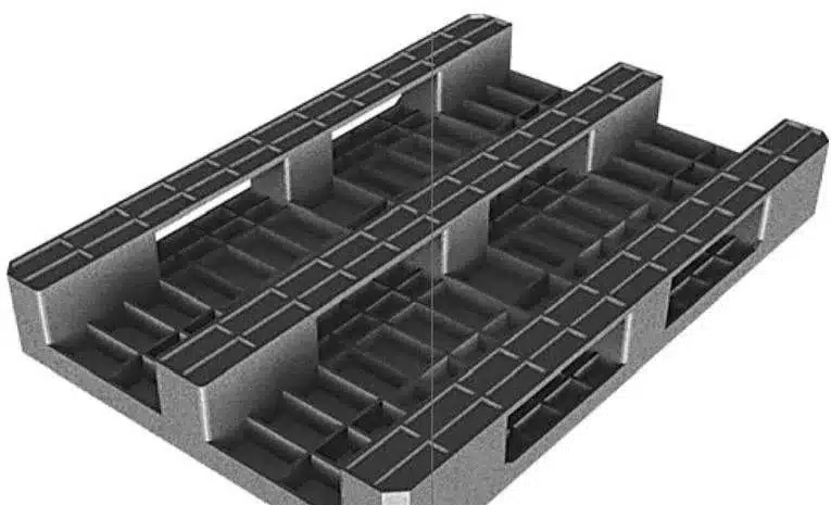 3D-Ansicht der schwarzen Kunststoffpalette P18A von unten mit drei Kufen und verrippter Gitterstruktur
