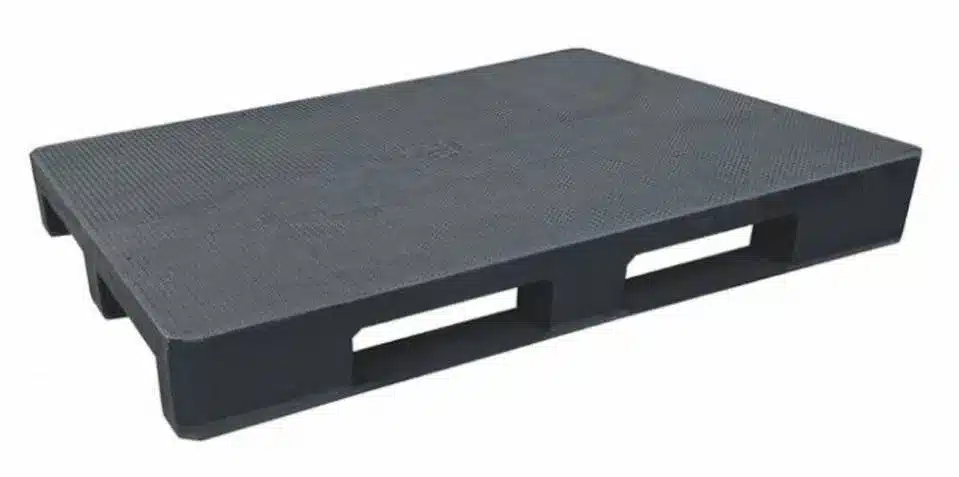 Massive Kunststoffpalette P18A 1200×800×150 mm, anthrazit mit genoppter Oberfläche, freigestellte Schrägansicht