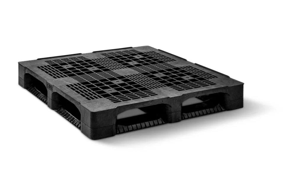 Schwarze CP-9-Kunststoffpalette 1140 x 1140 mm mit offenem Gitterdeck und sechs Kufen, flache Seitenperspektive (mit KI bearbeitet)