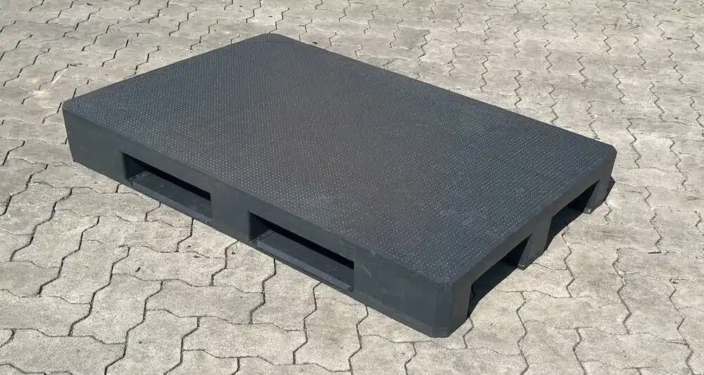 Einzelne massive Europalette P18A 1200×800 mm in Anthrazit mit genopptem Deck und Einfahröffnungen auf Pflaster