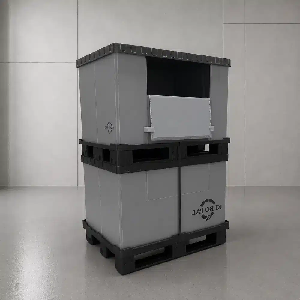 Zwei gestapelte graue EuroBox PROTECT Palettenboxen mit heruntergeklappter Frontklappe, Studioansicht (AI-generated)