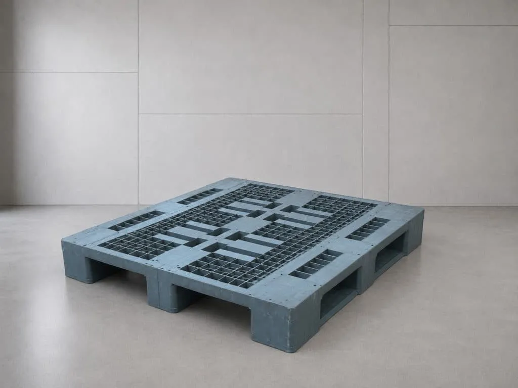 Gebrauchte Kunststoffpalette 1200 × 1000 mm mit offenem Gitterdeck und 3 Kufen