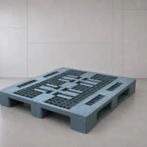 Gebrauchte Kunststoffpalette 1200 × 1000 mm mit offenem Gitterdeck und 3 Kufen