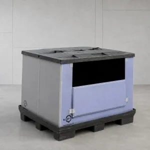 Faltbare Kunststoff-Transportbox mit Klappe von KiBoPal auf schwarzer Palette vor grauer Wand.